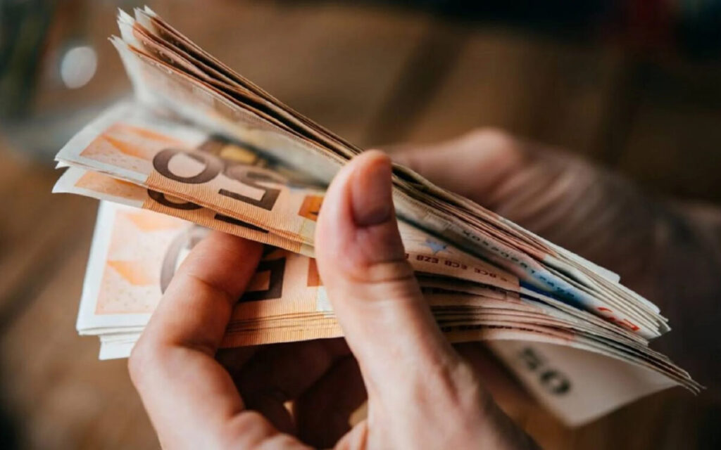 Επίδομα 1200 ευρώ σε γονείς: Ποιοι είναι οι δικαιούχοι και πως θα το πάρετε