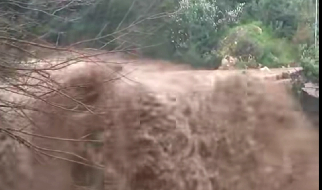 ΕΚΤΑΚΤΟ: ΠΝΙΓΕΤΑΙ ΠΑΣΙΓΝΩΣΤΗ ΠΕΡΙΟΧΗ ΤΗΣ ΕΛΛΑΔΑΣ ΜΑΣ - ΤΡΕΧΟΥΝ ΟΙ ΚΑΤΟΙΚΟΙ ΝΑ...