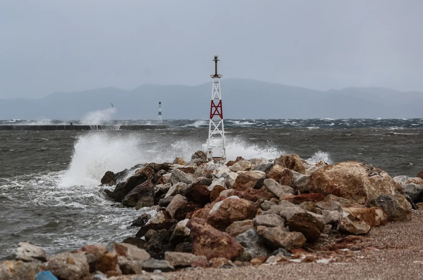 ΕΚΑΚΤΟ: ΑΝΕΜΟΣΤΡΟΒΙΛΟΣ ΧΤΥΠΗΣΕ ΠΑΣΙΓΝΩΣΤΟ ΕΛΛΗΝΙΚΟ ΝΗΣΙ