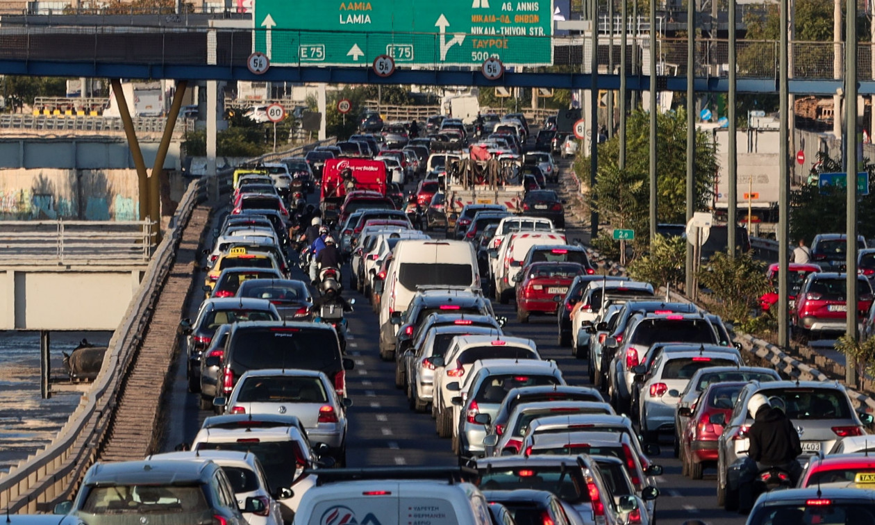Τσουχτερό πρόστιμο στους οδηγούς που δεν έχουν αυτό το χαρτί στο αυτοκίνητό τους - Τι αλλάζει από φέτος