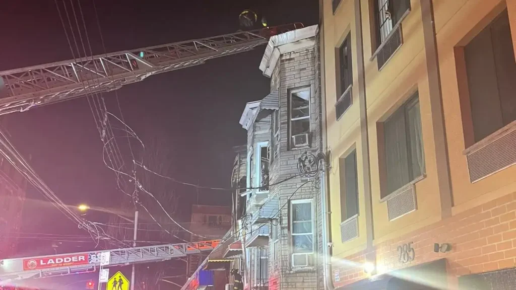 Φωτιά σε πολυκατοικία: Μία νεκρή και 9 τουλάχιστον τραυματίες – Δείτε βίντεο