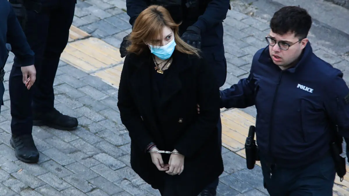 Ρούλα Πισπιρίγκου: Με μπαστούνι και υποβασταζόμενη στο Εφετείο