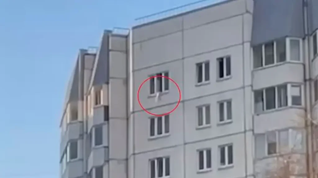 ΕΚΤΑΚΤΟ: Βρέφος 18 μηνών έπεσε από 33 μέτρα και το έπιασαν νοσοκόμες με παλτό (σοκαριστικό βίντεο)