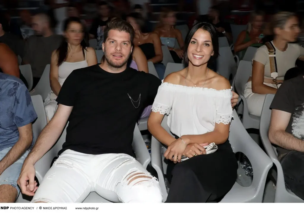 “Την έπιασα από τον λαιμό και τελείωσε” Η αποκάλυψη πασίγνωστου τραγουδιστή για τη σύζυγό του