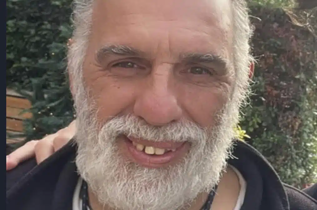 Δεν πάει το μυαλό σας: Ο άντρας που ποζάρει σε αυτήν την φωτογραφία είναι ο αδερφός του πιο όμορφου Έλληνα ηθοποιού