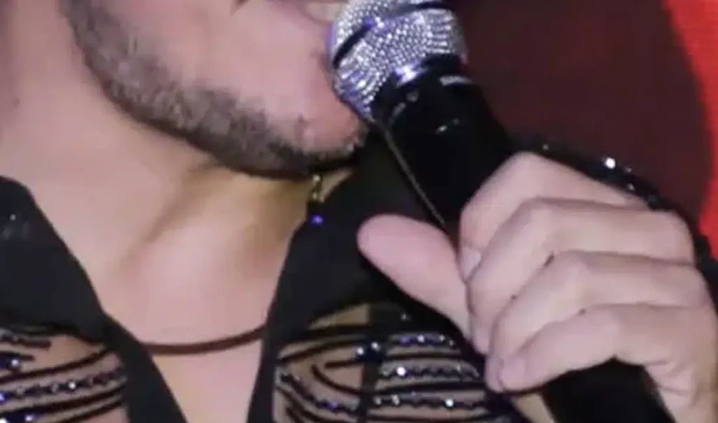 Έλληνας τραγουδιστής γύρισε σπίτι κι έπιασε την σύντροφό του με άλλον – Ποιος είναι