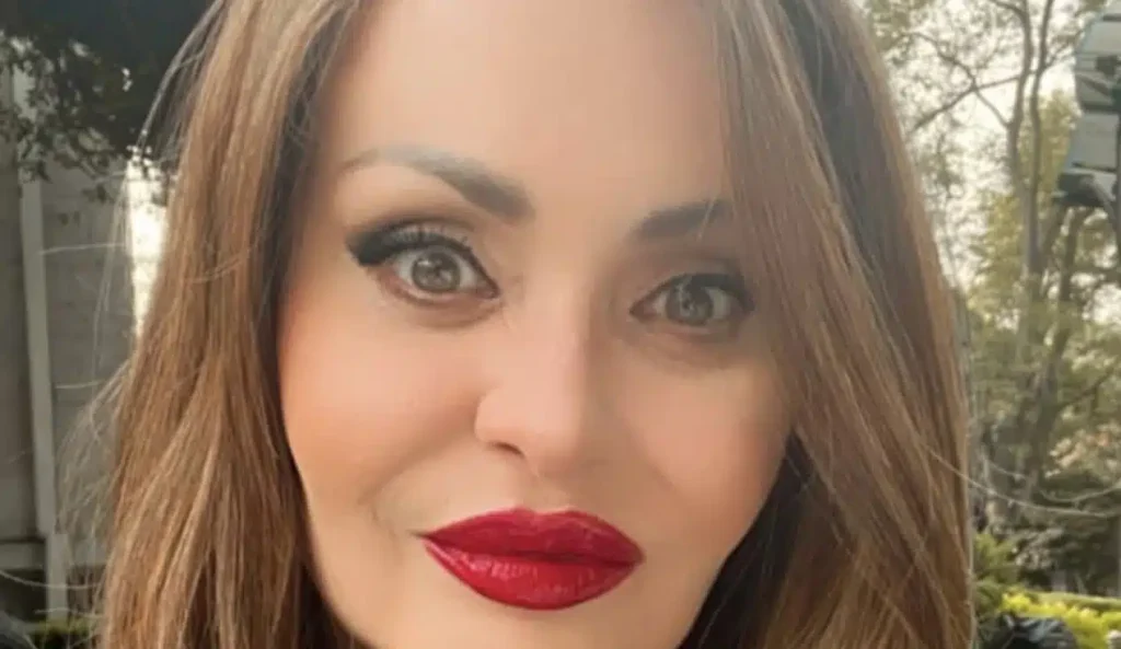 Παραμορφώθηκε από την πλαστικές, μοιάζει ψεύτικη: Την θυμάστε; 26 χρόνια μετά, δεν την αναγνωρίζει κανείς.