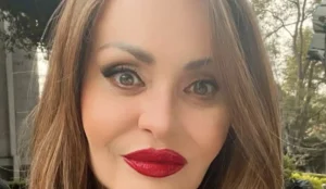 Παραμορφώθηκε από την πλαστικές, μοιάζει ψεύτικη: Την θυμάστε; 26 χρόνια μετά, δεν την αναγνωρίζει κανείς.