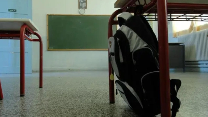 ΓΙΑΓΙΑ ΠΗΓΕ ΝΑ ΠΑΡΕΙ ΤΟΥΣ ΒΑΘΜΟΥΣ ΤΟΥ ΕΓΓΟΝΟΥ ΤΗΣ, ΑΛΛΑ ΤΣΑΚΩΘΗΚΕ ΜΕ ΤΟΝ ΔΙΕΥΘΥΝΤΗ ΚΑΙ…