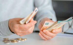 Συντάξεις σε ασφυξία: Οι αυξήσεις «χάθηκαν» πριν φανούν