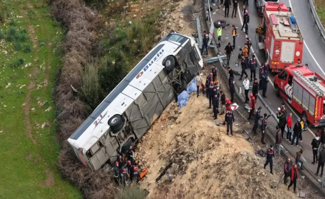 ΤΡΟΧΑΙΟ ΜΕ ΑΝΑΤΡΟΠΗ ΛΕΩΦΟΡΕΙΟΥ – ΔΥΣΤΥΧΩΣ ΕΧΟΥΜΕ ΝΕΚΡΟΥΣ