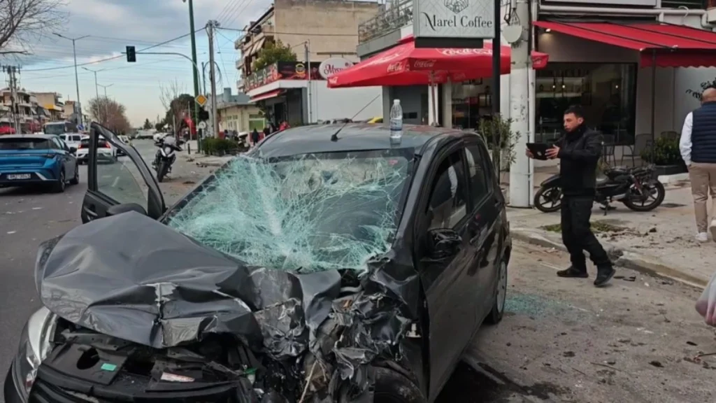 Η ΣΤΙΓΜΗ ΠΟΥ ΤΟ ΦΟΡΤΗΓΟ «ΣΑΡΩΝΕΙ» ΙΧ ΚΑΙ ΜΟΤΟΣΙΚΛΕΤΕΣ ΣΤΗ ΛΕΩΦΟΡΟ ΘΗΒΩΝ