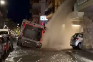 Παραλίγο τραγωδία σήμερα στη χώρα: Άνοιξε ο δρόμος και… κατάπιε απορριμματοφόρο – Το απεγκλώβισε ο Στρατός (βίντεο)