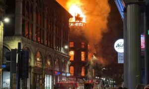 ‘Εκτακτο: Μεγάλη πυρκαγιά στον κεντρικό σιδηροδρομικό σταθμό – Κατέρρευσε μέρος του κτηρίου