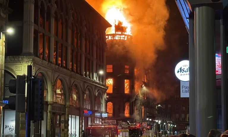 ‘Εκτακτο: Μεγάλη πυρκαγιά στον κεντρικό σιδηροδρομικό σταθμό – Κατέρρευσε μέρος του κτηρίου