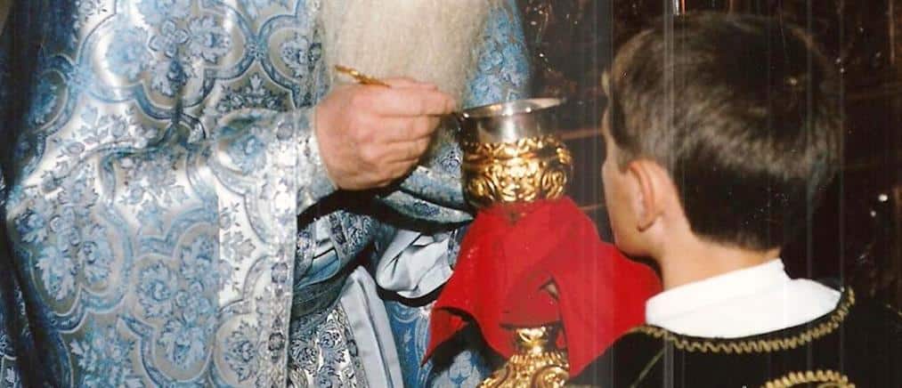 Σκηνές που προκαλούν δέος – Δείτε τι έκανε ένας ιερέας όταν έπεσε το Ιερό Δισκοπότηρο