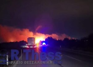 ΕΚΤΑΚΤΟ ΤΩΡΑ – Φωτιά  – Κλειστή η εθνική οδός λόγω του πυκνού καπνού
