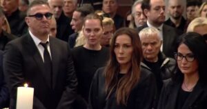 Η Δέσποινα Βανδή στην κηδεία της Μαρινέλλας – Τι σχολάζουν ολοι