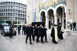 ΕΦΤΑΣΕ η σορός της Μαρινέλας στο παρεκκλήσι: Δεν άντεξε η εγγονή της και κατέρρευσε στο…