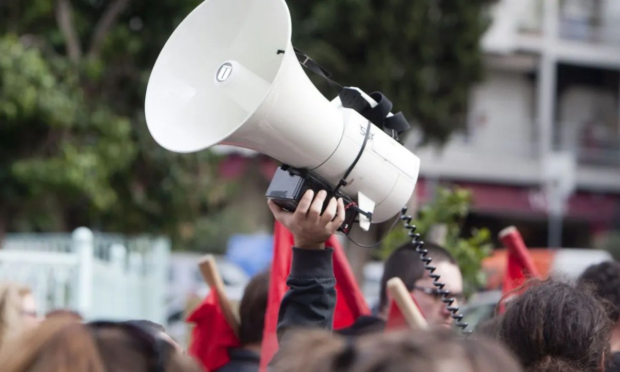 ΠΑΝΕΛΛΑΔΙΚΗ 24ΩΡΗ ΑΠΕΡΓΙΑ: ΠΑΡΑΛΥΕΙ Η ΧΩΡΑ