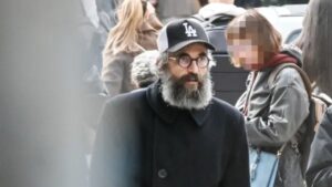 Άρης Σερβετάλης: Σπάνια εμφάνιση στο κέντρο της Αθήνας – Το νέο look για τον ρόλο του Αγίου Ιωσήφ