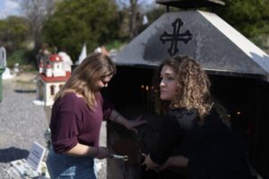 Αυτά είναι τα δύο κορίτσια που φροντίζουν και καθαρίζουν το μνημείο στον τόπο της τραγωδίας των Τεμπών