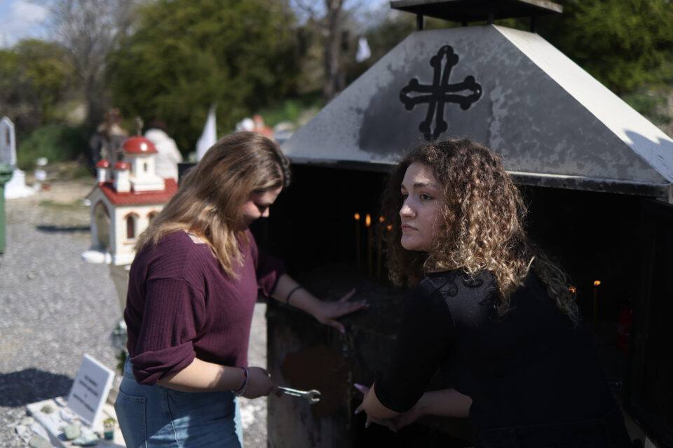 Αυτά είναι τα δύο κορίτσια που φροντίζουν και καθαρίζουν το μνημείο στον τόπο της τραγωδίας των Τεμπών