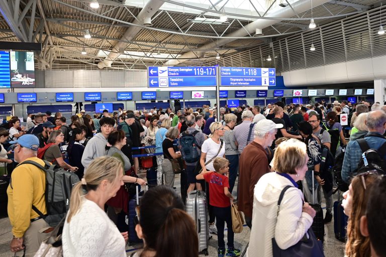 Ακυρώνονται οι πτήσεις από και προς Ελλάδα – Χάος στα αεροδρόμια, σε ταλαιπωρία οι επιβάτες