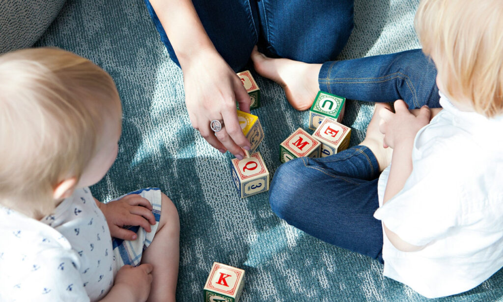 ΝΤΑΝΤΑΔΕΣ ΤΗΣ ΓΕΙΤΟΝΙΑΣ: ΞΕΚΙΝΟΥΝ ΝΑ ΜΟΙΡΑΖΟΥΝ ΤΑ 500 ΕΥΡΩ – ΠΩΣ ΘΑ ΤΑ ΠΑΡΕΤΕ