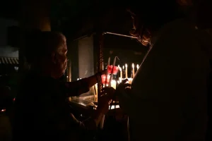 ΘΡΙΛΕΡ ΜΕ ΤΟ ΑΓΙΟ ΦΩΣ: ΠΩΣ ΘΑ ΕΡΘΕΙ ΣΤΗΝ ΕΛΛΑΔΑ ΜΕΣΩ ΠΟΛΕΜΟΥ