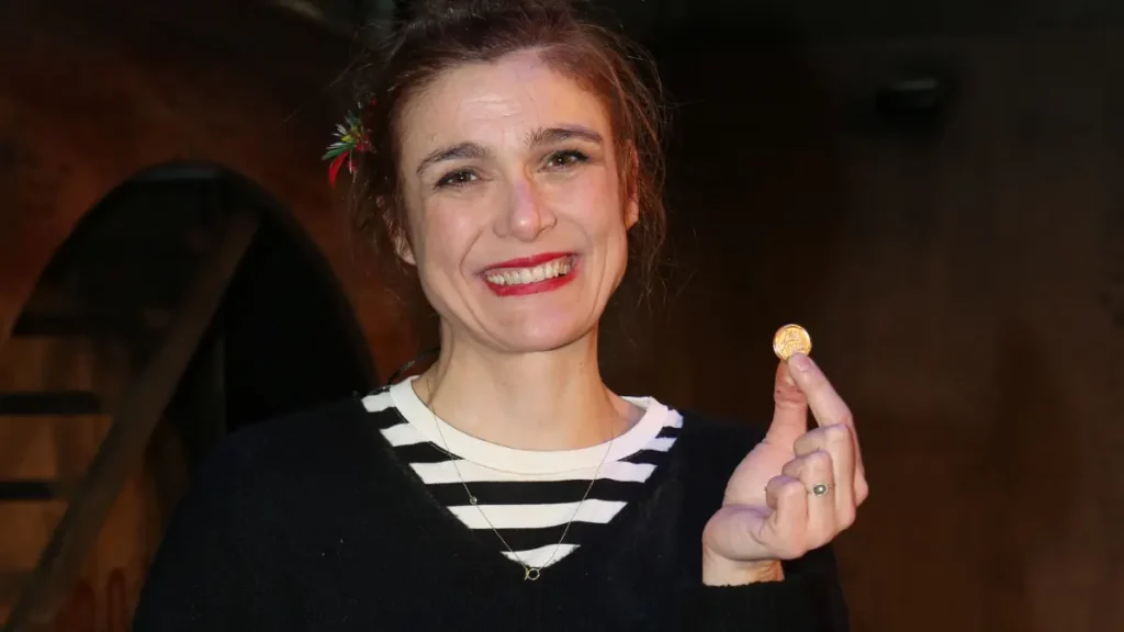 ΠΑΣΙΓΝΩΣΤΗ ΕΛΛΗΝΙΔΑ ΗΘΟΠΟΙΟΣ ΕΓΙΝΕ ΠΡΩΤΗ ΦΟΡΑ ΜΑΜΑ! ΤΟ ΚΡΑΤΟΥΣΕ ΚΡΥΦΟ ΕΝΝΕΑ ΜΗΝΕΣ