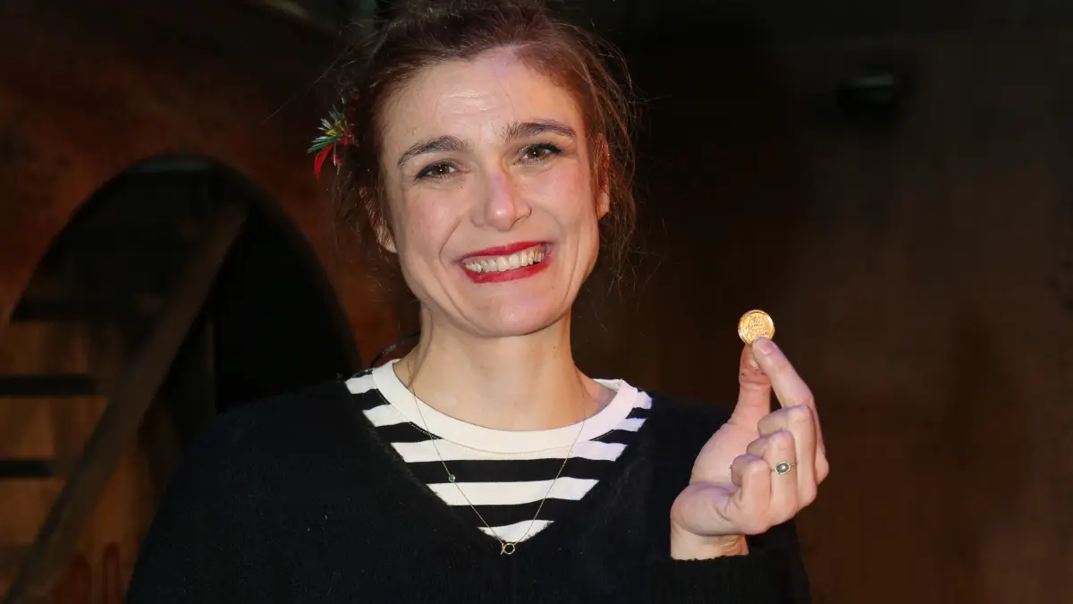 ΠΑΣΙΓΝΩΣΤΗ ΕΛΛΗΝΙΔΑ ΗΘΟΠΟΙΟΣ ΕΓΙΝΕ ΠΡΩΤΗ ΦΟΡΑ ΜΑΜΑ! ΤΟ ΚΡΑΤΟΥΣΕ ΚΡΥΦΟ ΕΝΝΕΑ ΜΗΝΕΣ