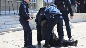 «Σόου» της Ελένης Λουκά στην κηδεία της Μαρινέλλας: Έφυγε σηκωτή από τους αστυνομικούς