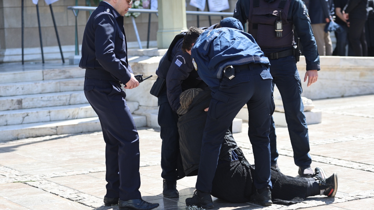 «Σόου» της Ελένης Λουκά στην κηδεία της Μαρινέλλας: Έφυγε σηκωτή από τους αστυνομικούς