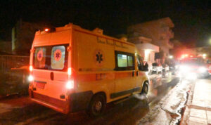 Σοβαρό τροχαίο στο κέντρο της Αθήνας: Αυτοκίνητο «καρφώθηκε» σε καφετέρια – Ένα άτομο στο νοσοκομείο