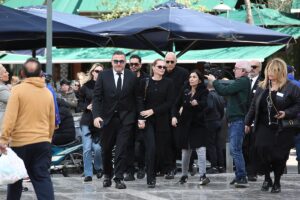 Υποβασταζόμενος ο Ρέμος στην κηδεια της Μαρινέλλας: Η κίνηση που έκανε για να τιμήσει την πνευματική του μητέρα