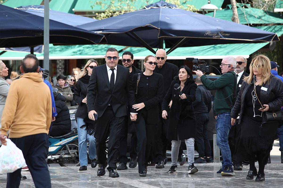 Υποβασταζόμενος ο Ρέμος στην κηδεια της Μαρινέλλας: Η κίνηση που έκανε για να τιμήσει την πνευματική του μητέρα