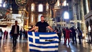 Σήκωσε την ελληνική σημαία μέσα στην Αγιά Σοφιά ανήμερα της 25ης Μαρτίου: Χαμός στα σχόλια από Τούρκους