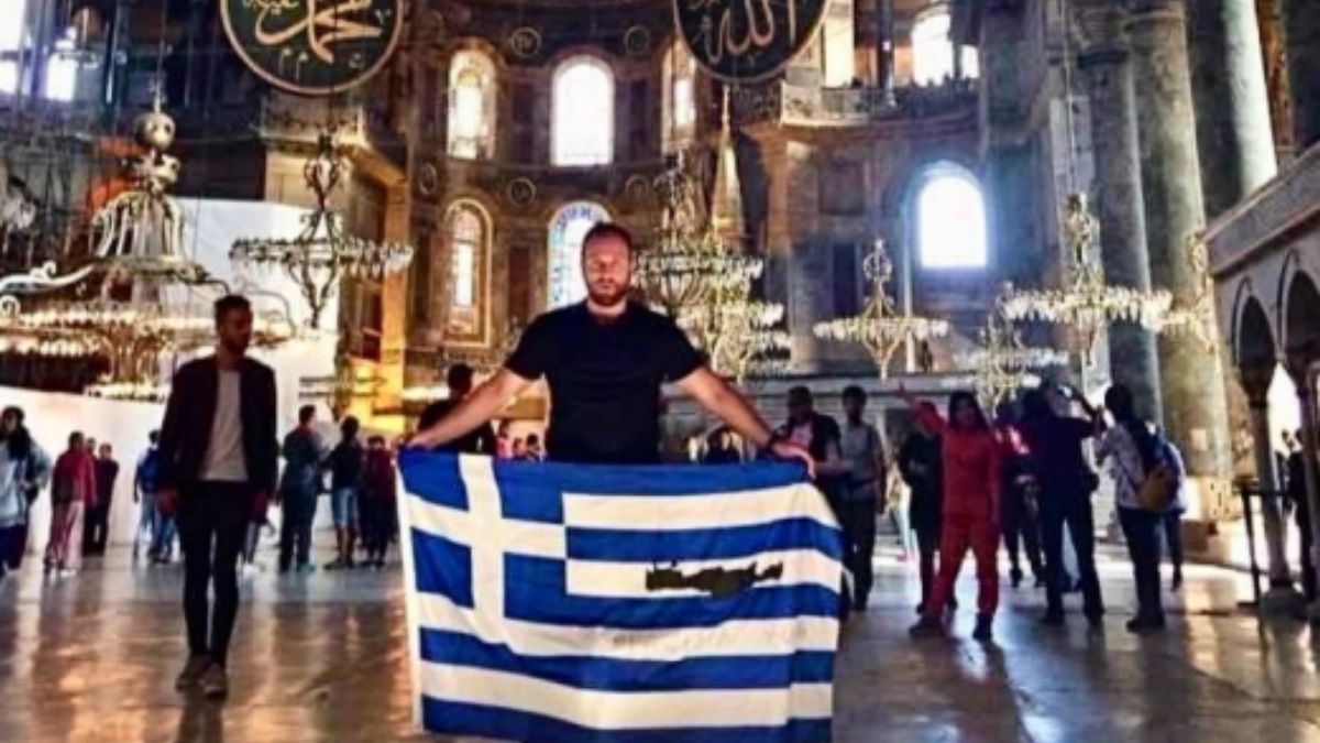 Σήκωσε την ελληνική σημαία μέσα στην Αγιά Σοφιά ανήμερα της 25ης Μαρτίου: Χαμός στα σχόλια από Τούρκους