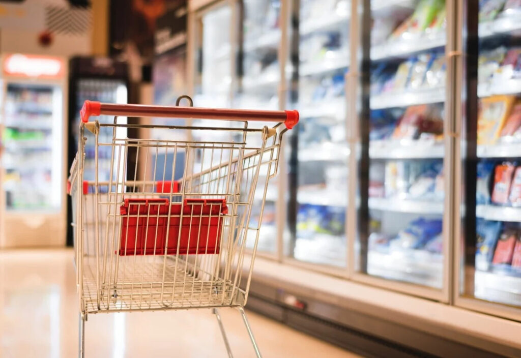 ΑΝΑΣΑ ΓΙΑ ΧΙΛΙΑΔΕΣ ΝΟΙΚΟΚΥΡΙΑ: ΤΑ ΝΕΑ VOUCHERS ΓΙΑ ΤΑ ΨΩΝΙΑ ΤΟΥ ΜΗΝΑ – ΔΕΙΤΕ ΑΝ ΤΟ ΔΙΚΑΙΟΥΣΤΕ