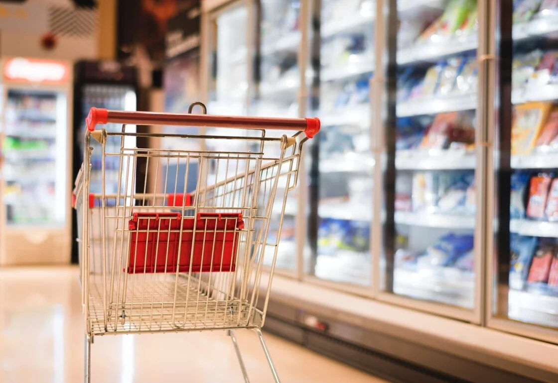 ΑΝΑΣΑ ΓΙΑ ΧΙΛΙΑΔΕΣ ΝΟΙΚΟΚΥΡΙΑ: ΤΑ ΝΕΑ VOUCHERS ΓΙΑ ΤΑ ΨΩΝΙΑ ΤΟΥ ΜΗΝΑ – ΔΕΙΤΕ ΑΝ ΤΟ ΔΙΚΑΙΟΥΣΤΕ