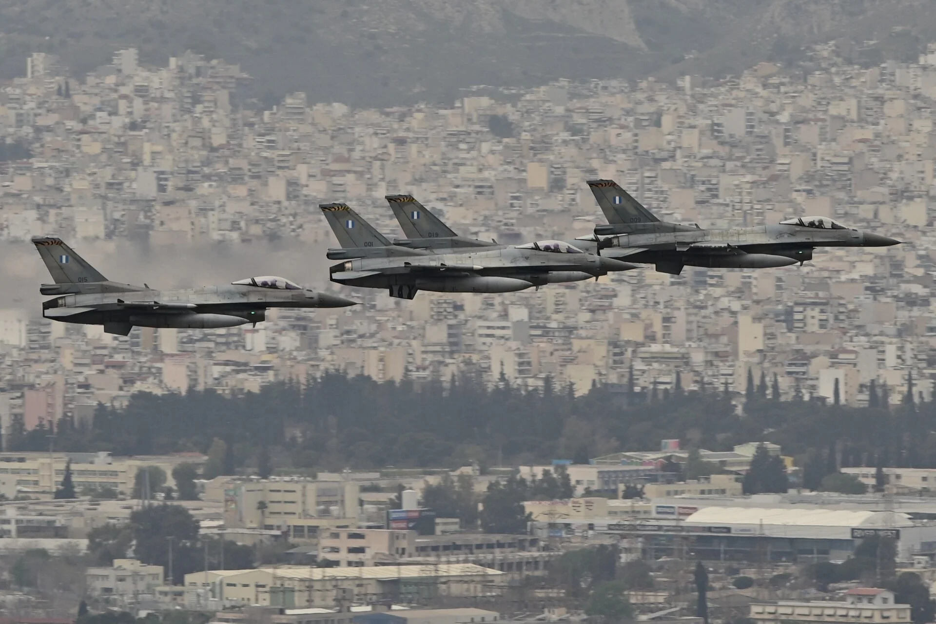 ΜΑΧΗΤΙΚΑ ΑΕΡΟΣΚΑΦΗ ΠΕΤΟΥΝ ΠΑΝΩ ΑΠΟ ΤΗΝ ΑΘΗΝΑ - ΤΙ ΣΥΜΒΑΙΝΕΙ