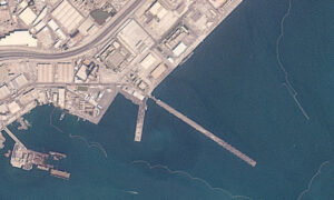 ΦΡΙΚΗ: Ένας νεκρός και δυο τραυματίες σε ελλιμενισμένο πλοίο που πήρε φωτιά από αναχαίτιση πυραύλου