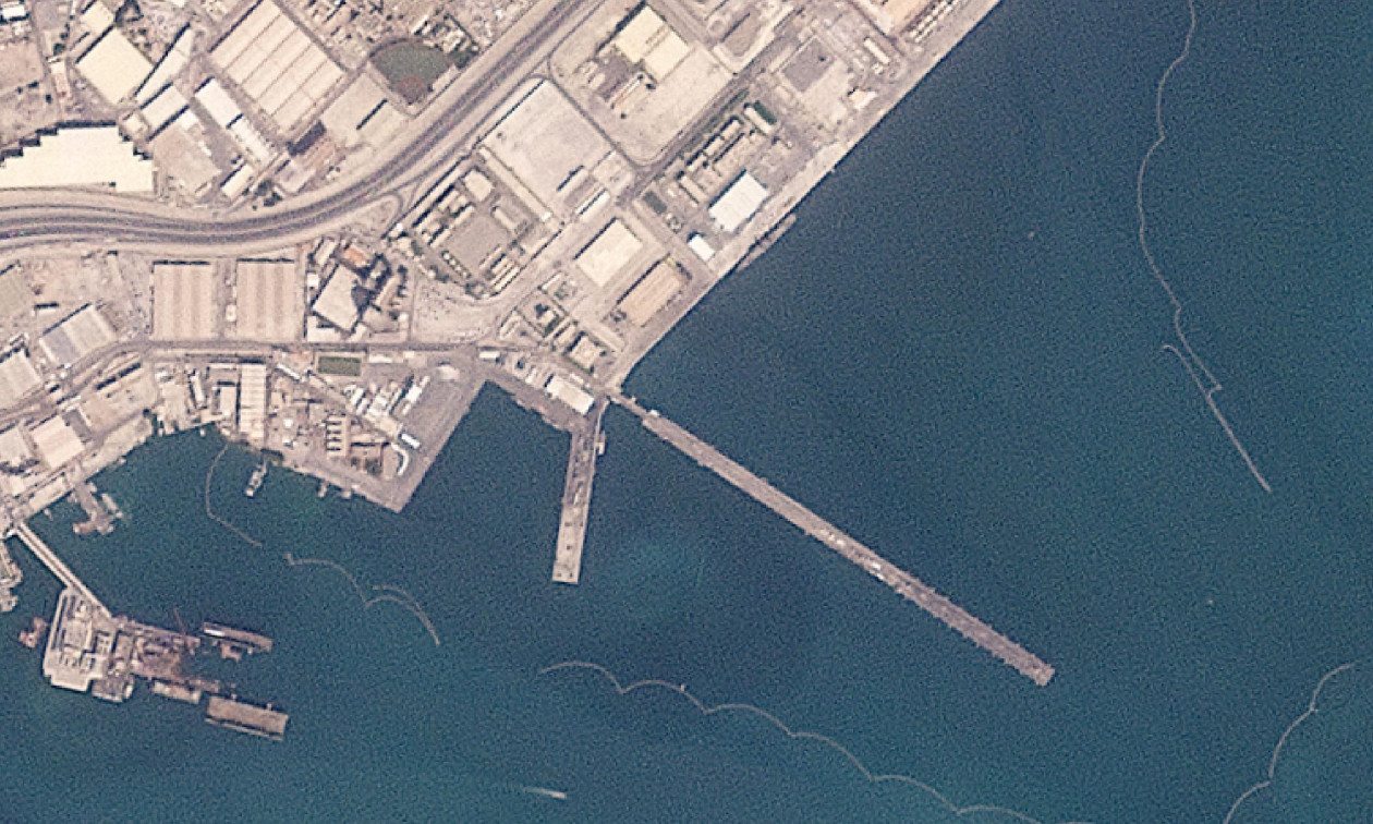 ΦΡΙΚΗ: Ένας νεκρός και δυο τραυματίες σε ελλιμενισμένο πλοίο που πήρε φωτιά από αναχαίτιση πυραύλου