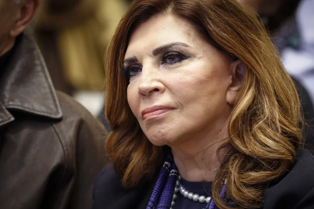 Θpńvoς για την Μιμή Ντενίση