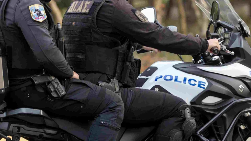 ΣΥΝΕΛΗΦΘΗ ΓΝΩΣΤΟΣ ΤΡΑΠΕΡ ΣΕ ΚΑΤΑΔΙΩΞΗ: ΚΟΥΒΑΛΟΥΣΕ ΠΑΝΩ ΤΟΥ…