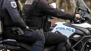 ΣΥΝΕΛΗΦΘΗ ΓΝΩΣΤΟΣ ΤΡΑΠΕΡ ΣΕ ΚΑΤΑΔΙΩΞΗ: ΚΟΥΒΑΛΟΥΣΕ ΠΑΝΩ ΤΟΥ…