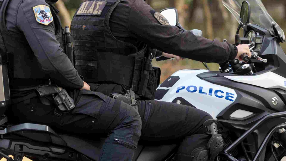 ΣΥΝΕΛΗΦΘΗ ΓΝΩΣΤΟΣ ΤΡΑΠΕΡ ΣΕ ΚΑΤΑΔΙΩΞΗ: ΚΟΥΒΑΛΟΥΣΕ ΠΑΝΩ ΤΟΥ...