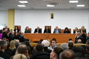 ΔΙΑΚΟΠΤΕΤΑΙ Η ΔΙΚΗ ΤΩΝ ΤΕΜΠΩΝ: ΤΙ ΣΥΝΕΒΗ ΣΤΗΝ ΑΙΘΟΥΣΑ