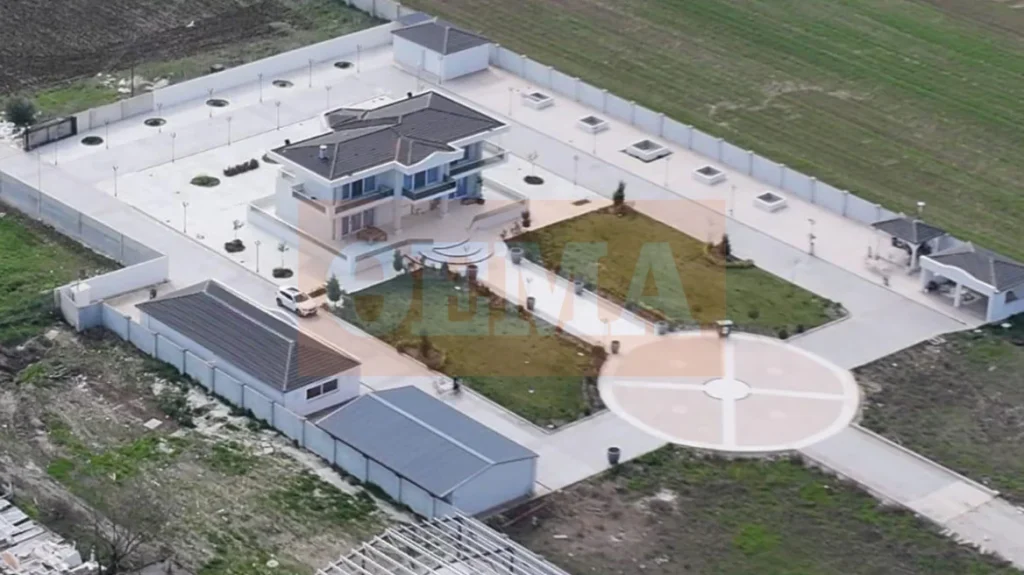 Οικογένεια Ρομά που εμπλέκεται στην απάτη με τις χρυσές λίρες είχε μέχρι και ελικοδρόμιο στη βίλα της, δείτε εικόνες